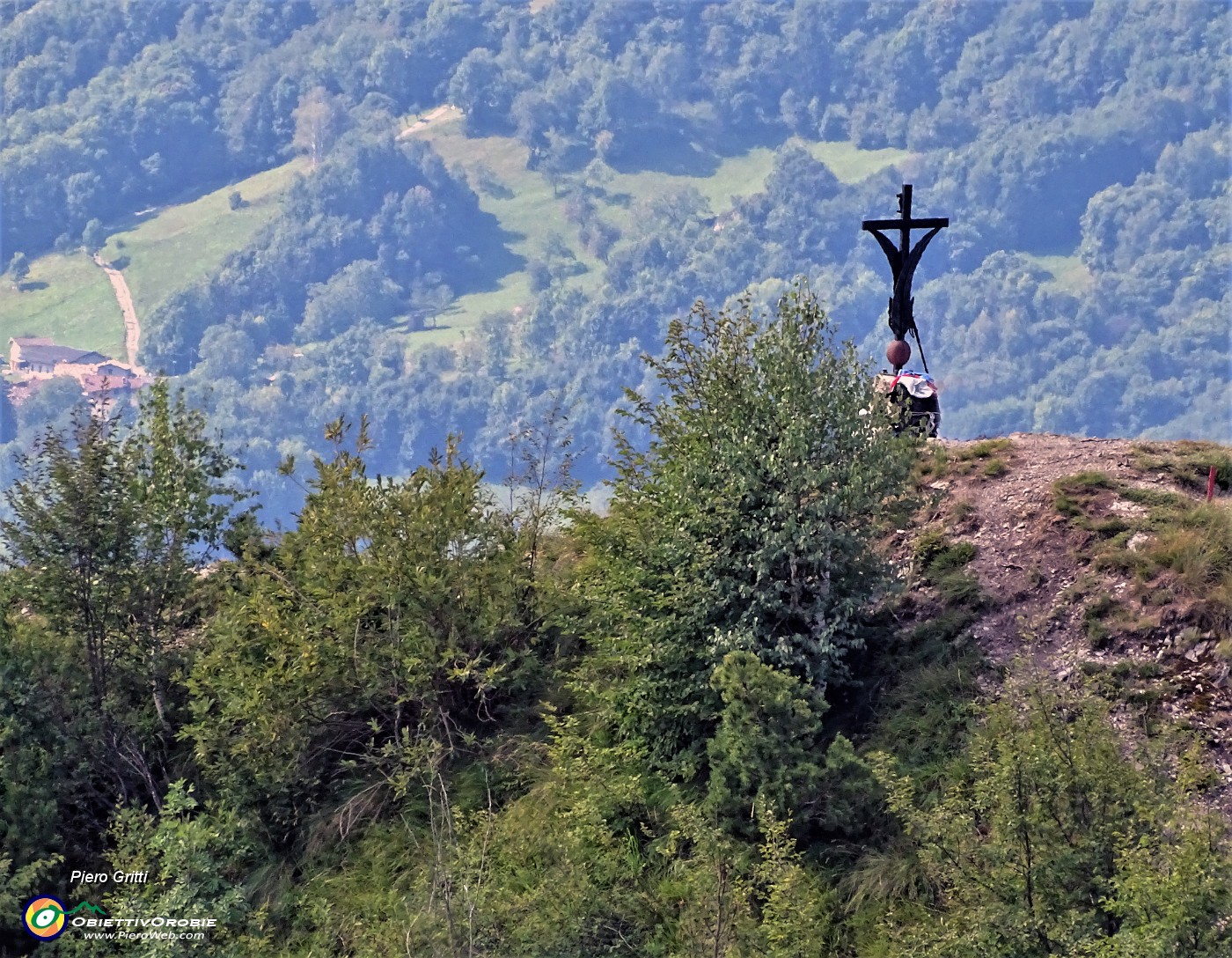 47 Zoom verso la bella croce dell' anticima sud del Pizzo Rabbioso.JPG -                                